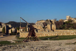 Trébuchet atop the hill at Les Baux; defensive ramparts at thight are those shown in the previous photo±±